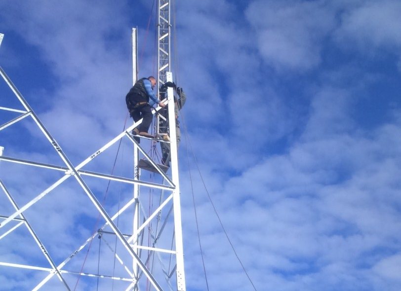 Montaje componente de telecomunicații cu alpiniști utilitari